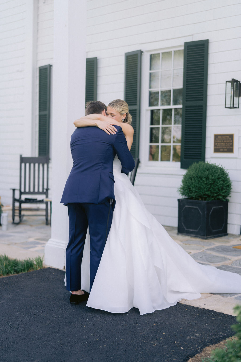 NikkiSanterre_EastCoastLuxuryWeddingPhotographer_CliftonInnWedding_Sky&Ryan-176