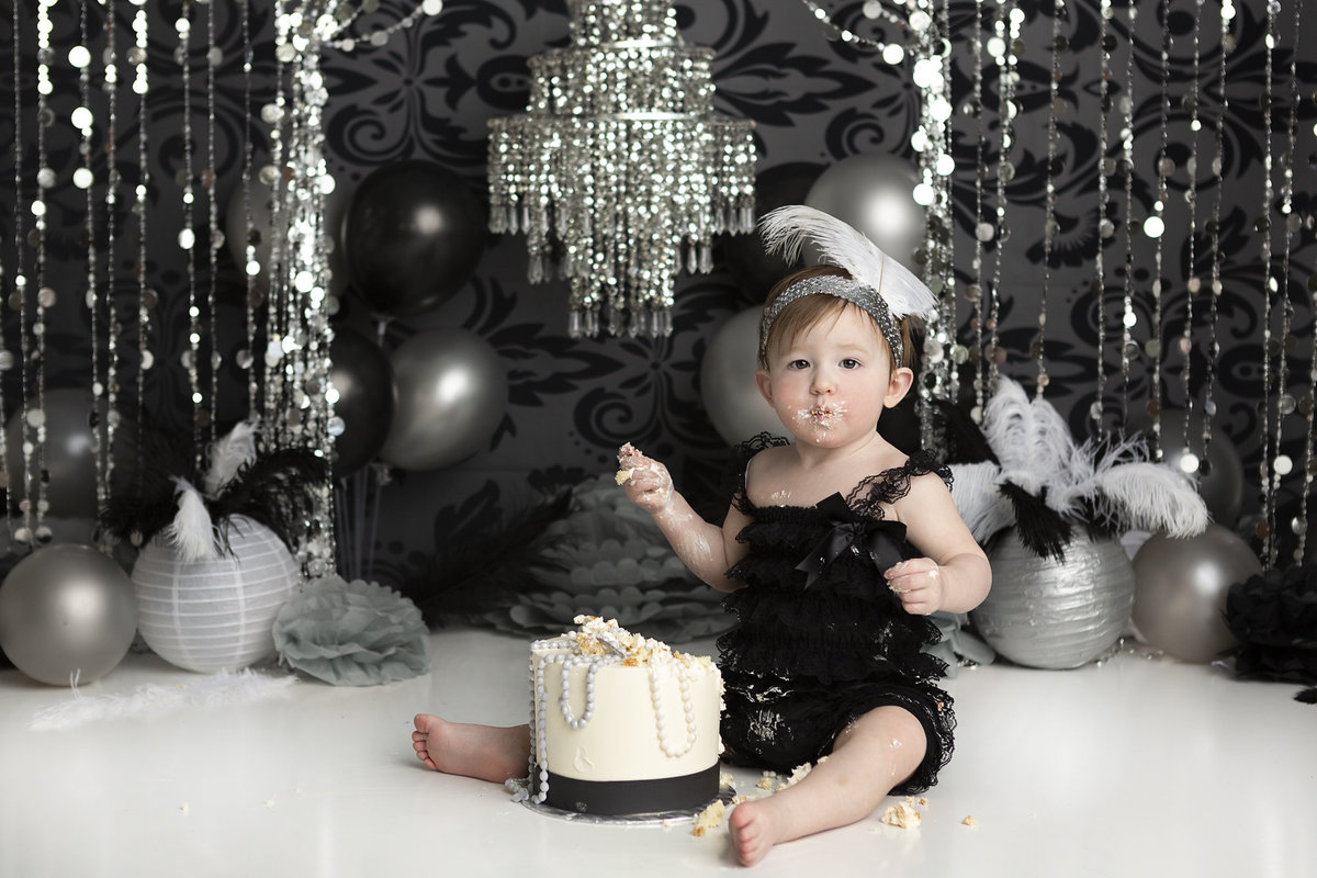 columbus-ohio-first-birthday-photographer-roaring-20s-black-and-white-cake-smash-new-years-baby