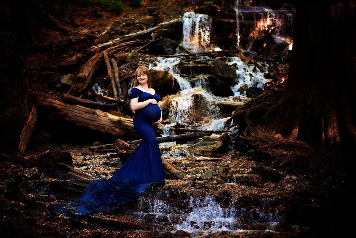 outdoor-maternity-photography_vancouver-fraser-valley_waterfall-long-blue-dress-pregnant-woman