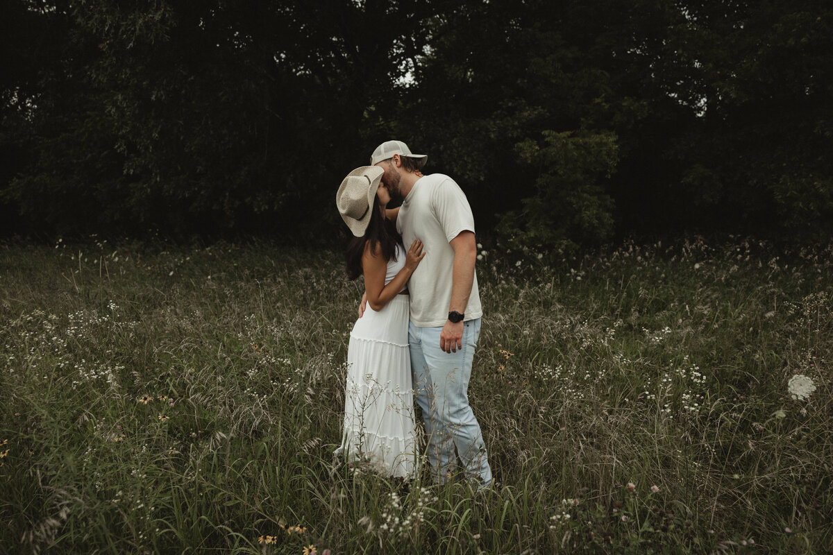 Wildflowercouplessessionwithtruck_emilyarwinephoto-28