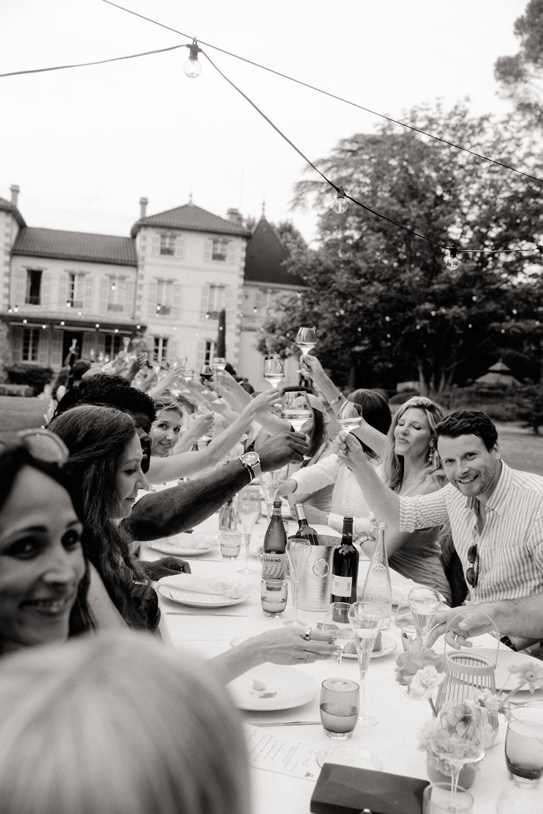 candid photography of a welcome dinner in Provence