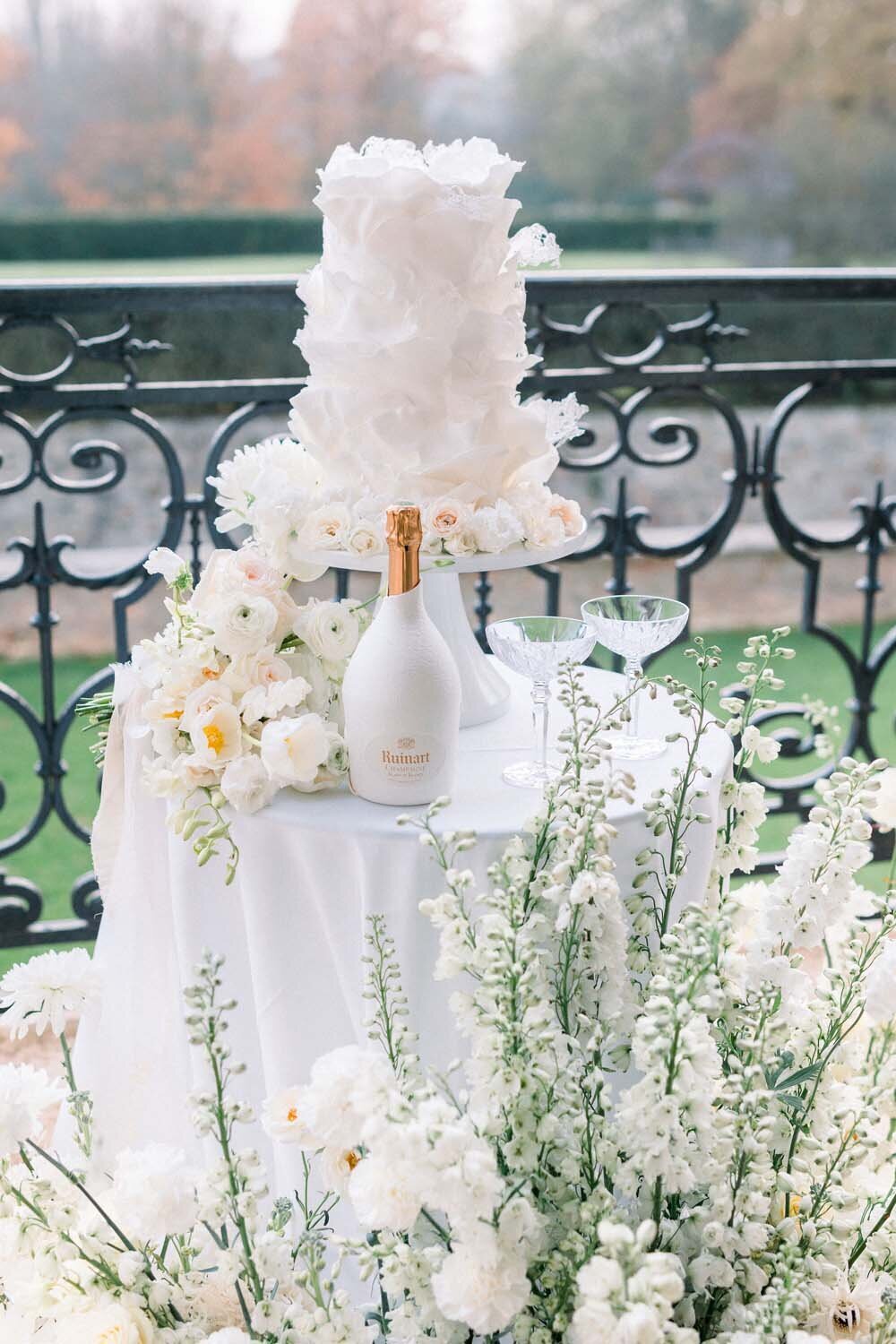 Parisian couture wedding in Black and White at chateau de Bonaventure Paris Veronique Lorre floral designer Aude lucas42
