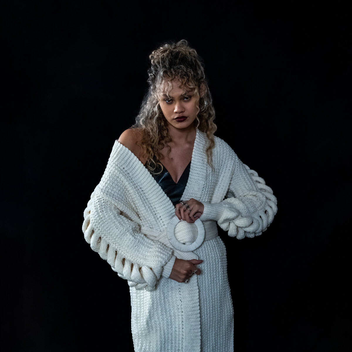 elegant-dark-aesthetic-photoshoot-kuwait-stylist