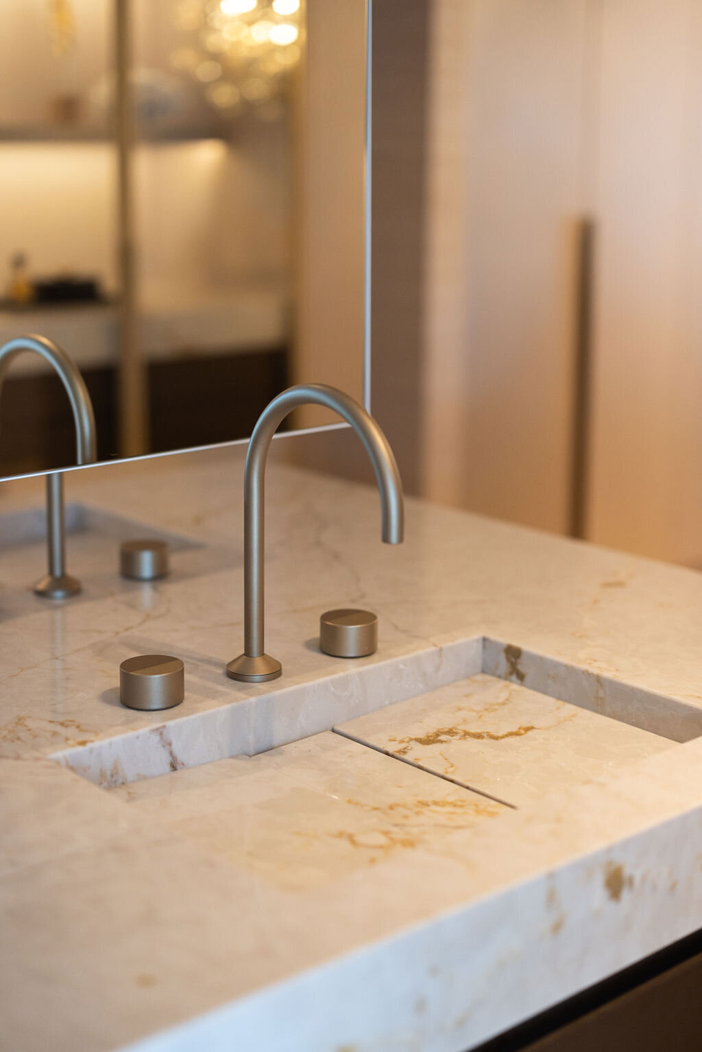 Marmeren spoelbak met strakke lijnen en moderne kranen, perfect voor een luxe uitstraling.