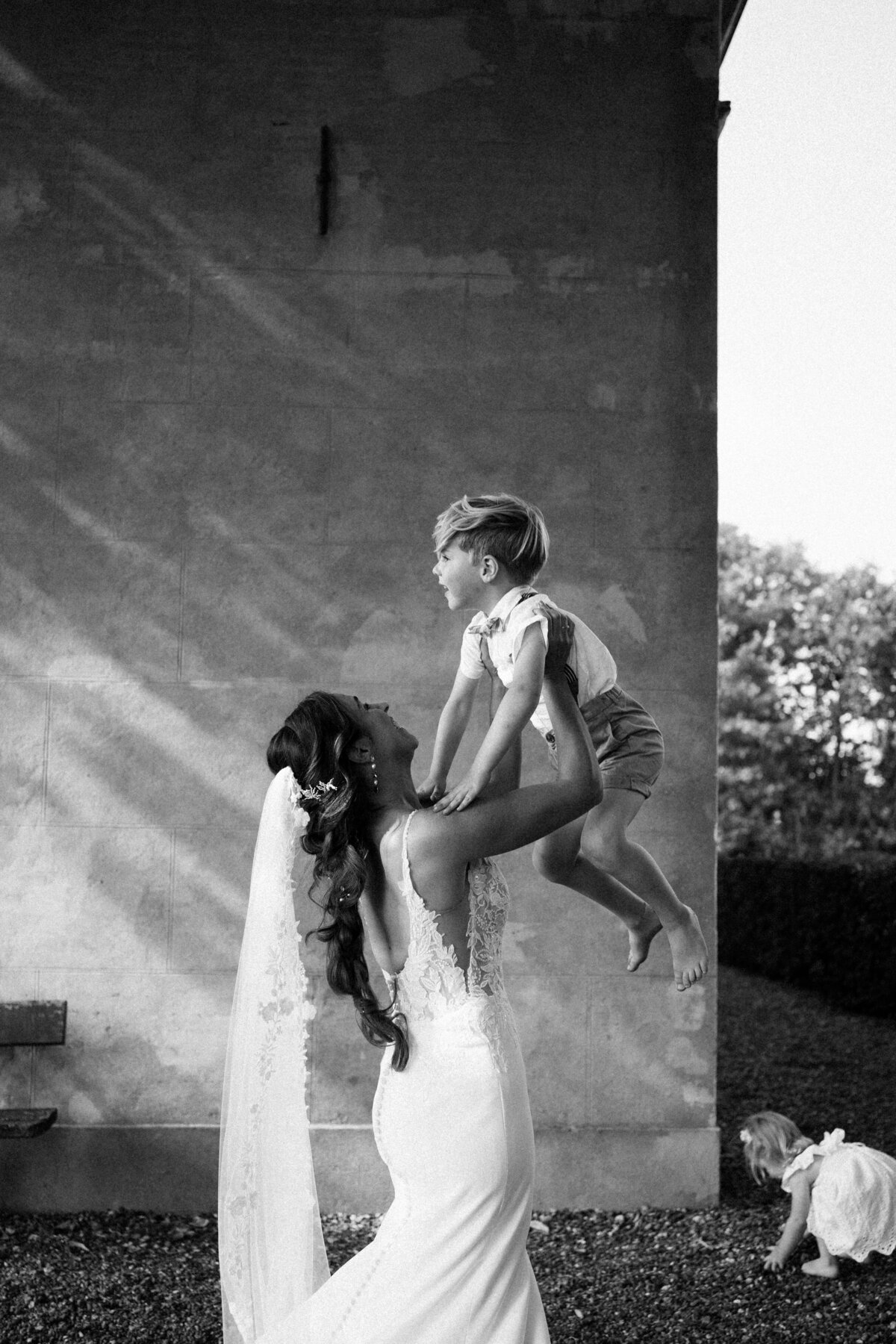 Sfeervolle bruiloft bij Nigtevecht Freeland Farm, met een persoonlijk aangekleed decor en het bruidspaar dat geniet van een lange borrel in een gezellige, intieme sfeer. Shoot momentje met kids. 