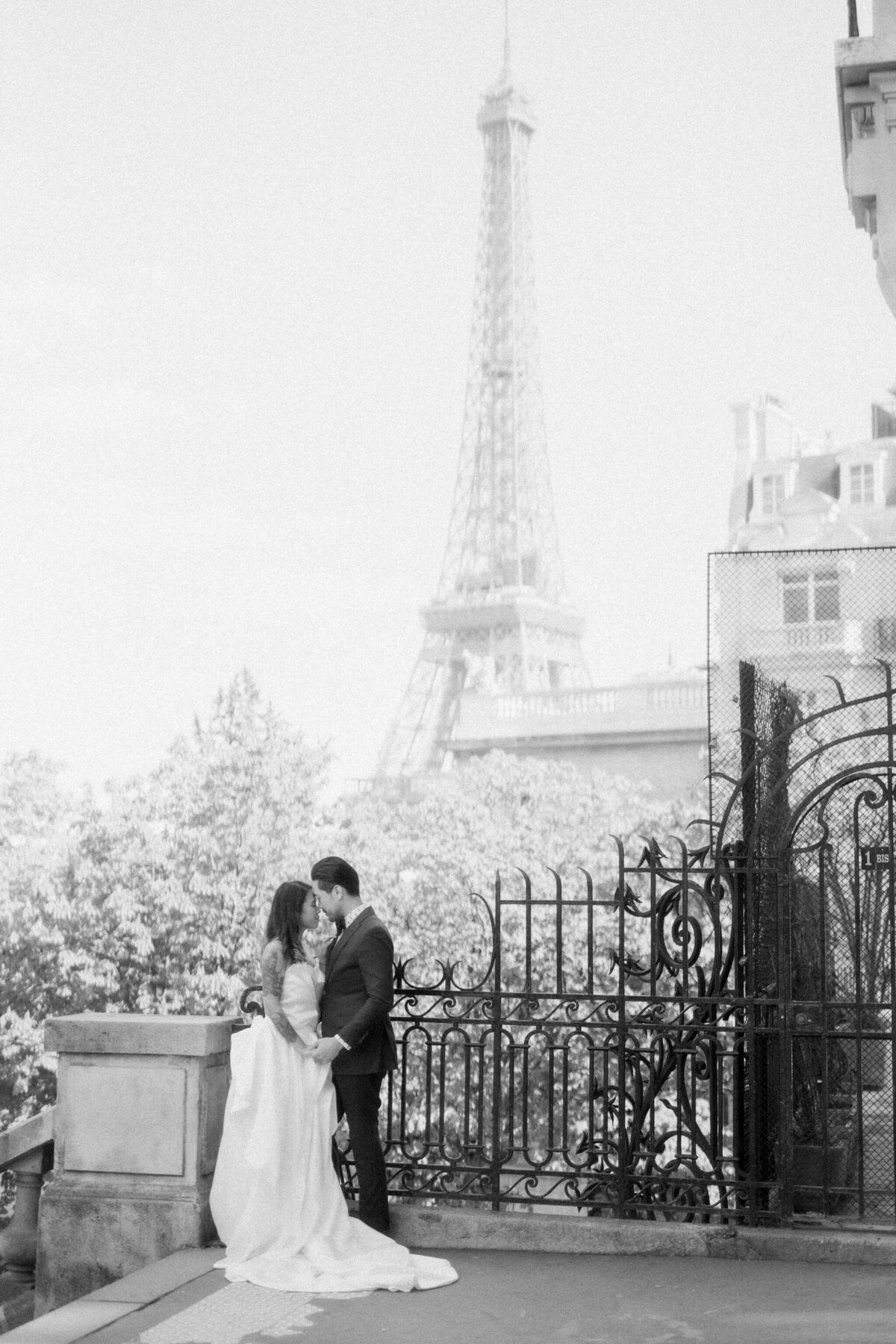001-Destination-Wedding-Elopement-Photographer-Paris-Cinematic-Editorial-Luxury-Fine-Art-Lisa-Vigliotta-Photography