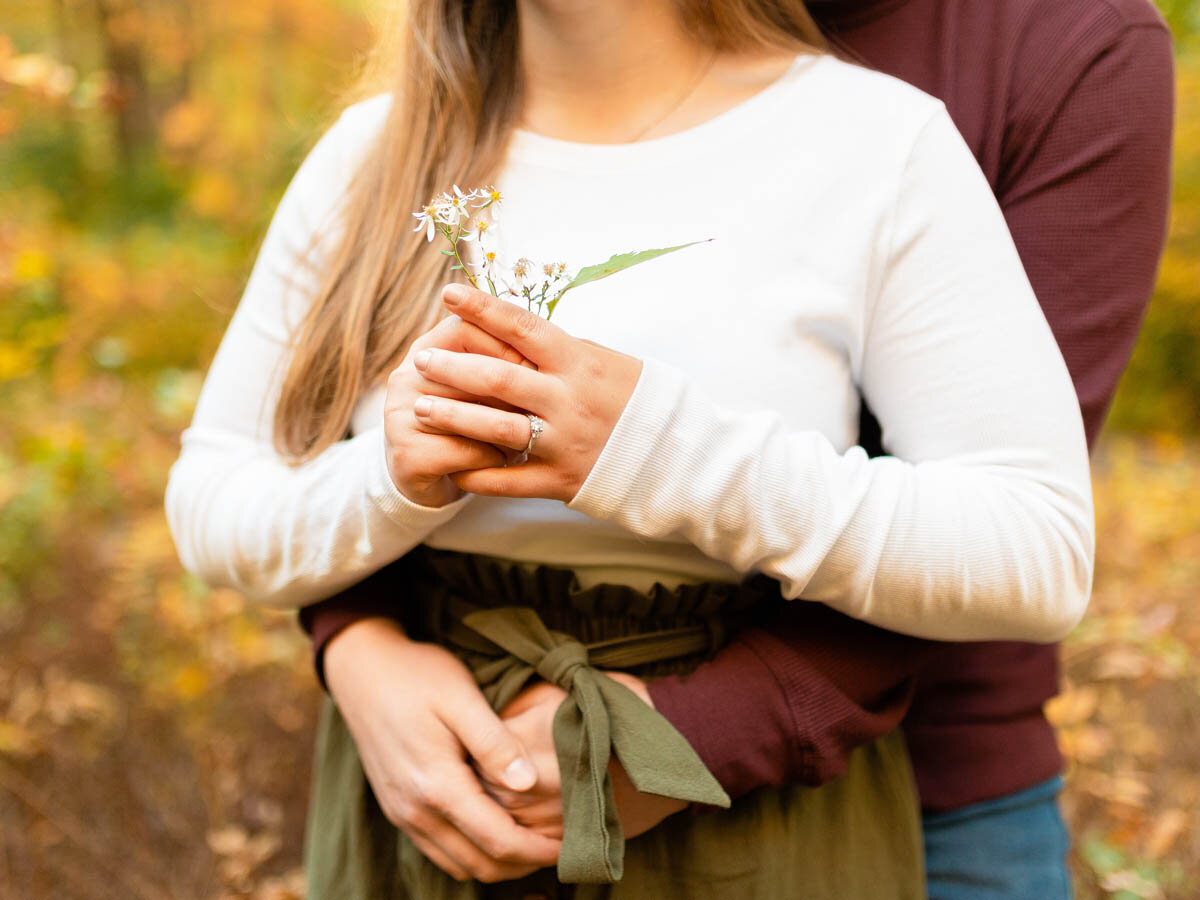 woman-fiance-holds-daisies