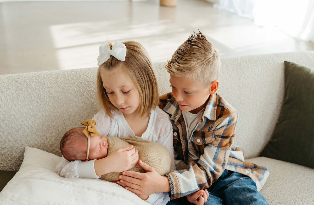 comfortable-sibling-poses-newborn-session