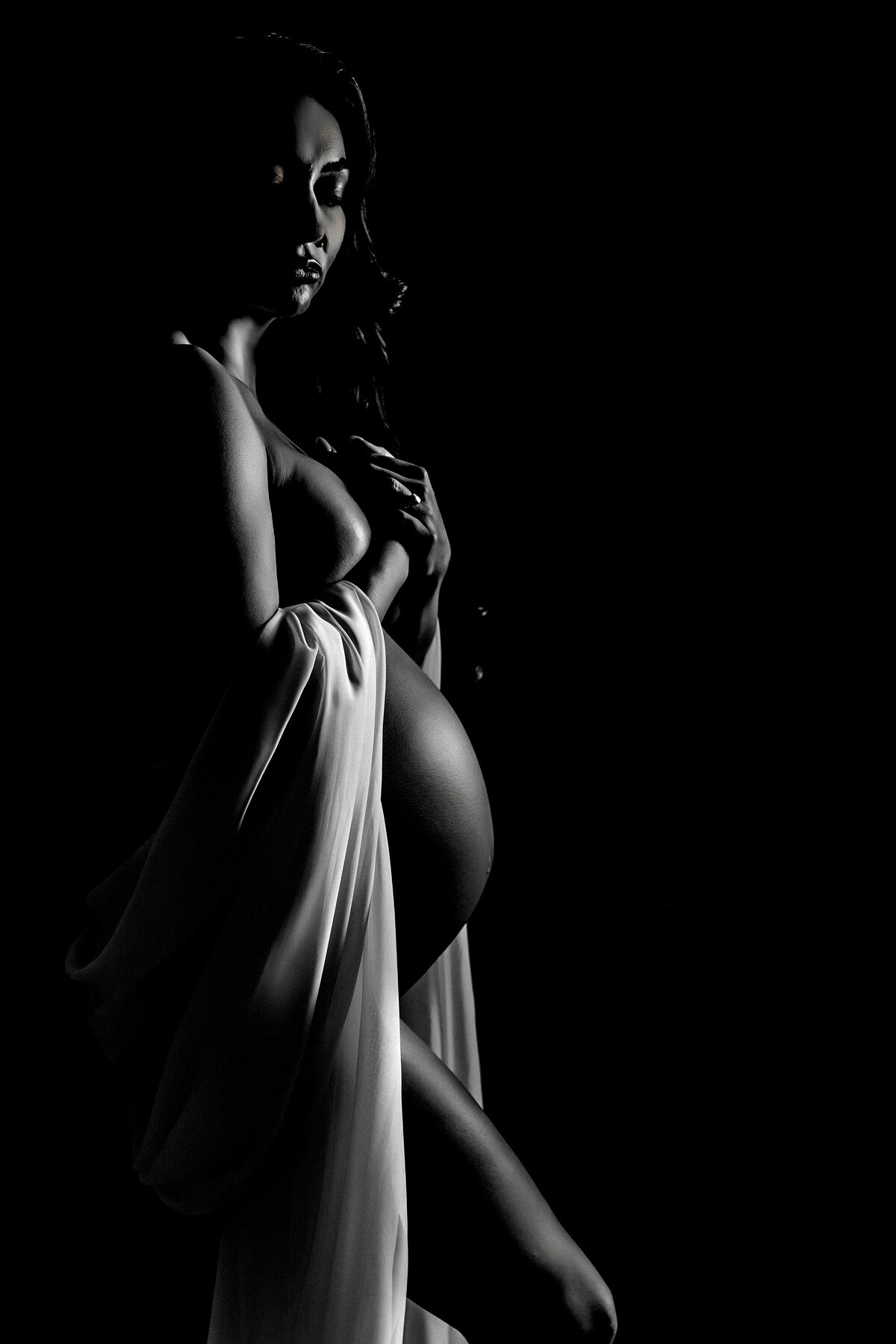 black and white picture of pregnant woman in phoenix maternity session 