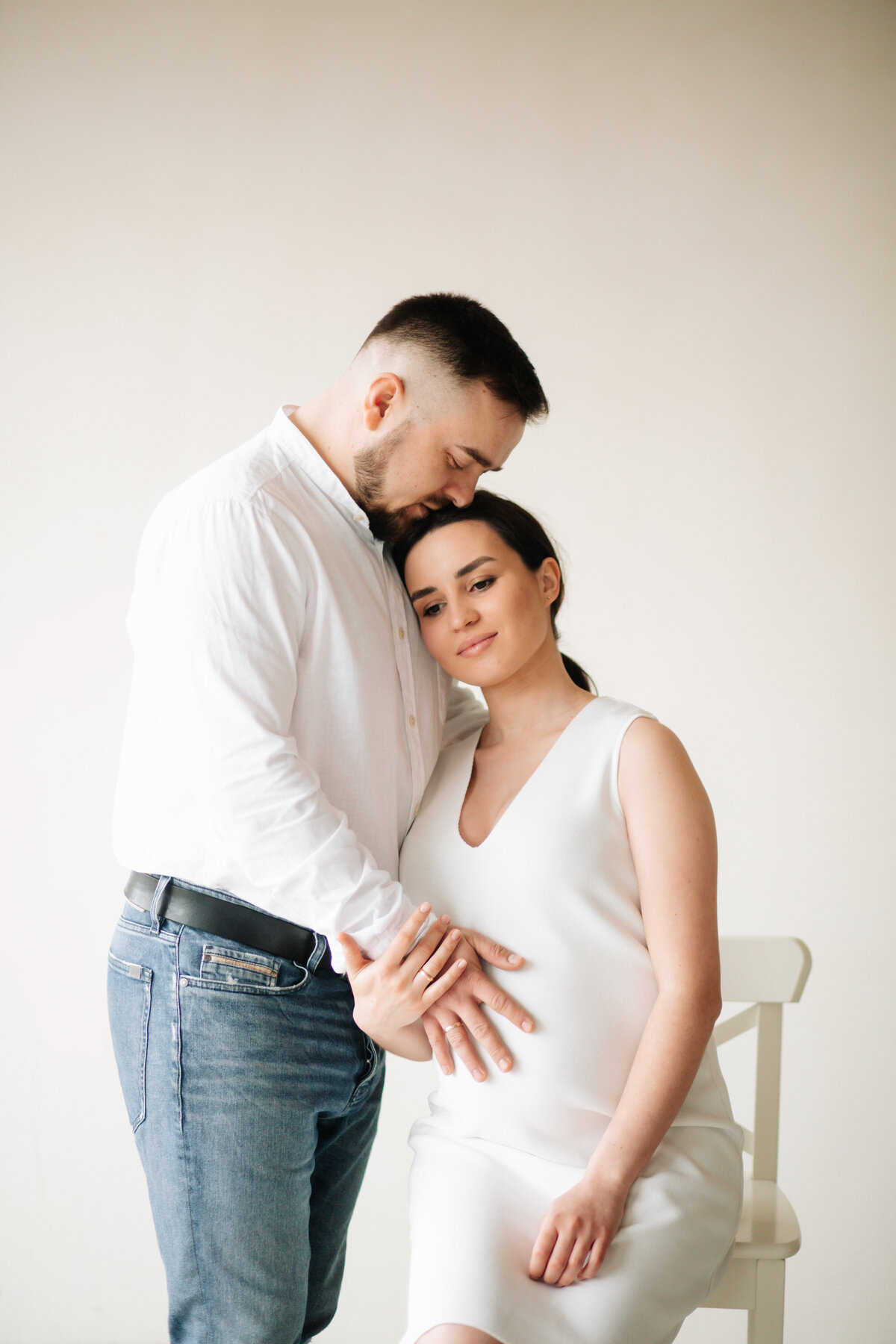 happy-attractive-pregnant-woman-her-husband-posing-studio (1)
