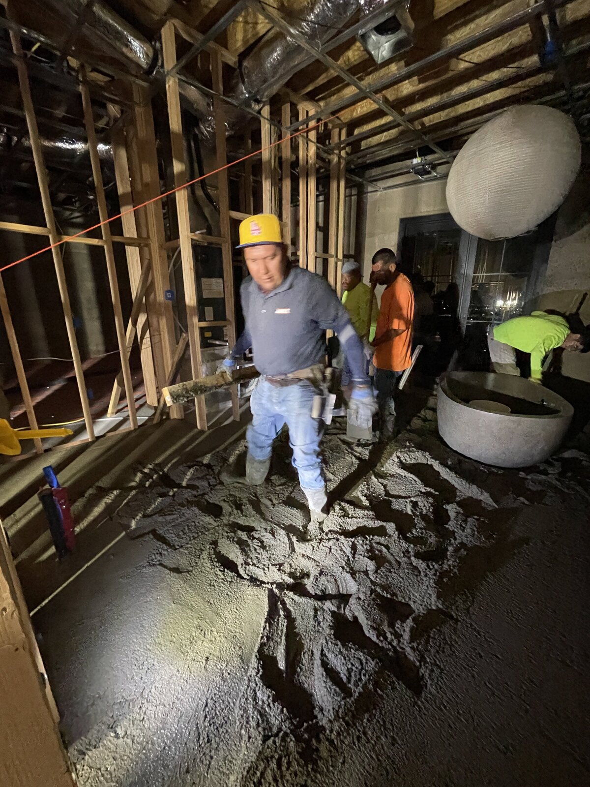 MEET US_concrete pour_bath