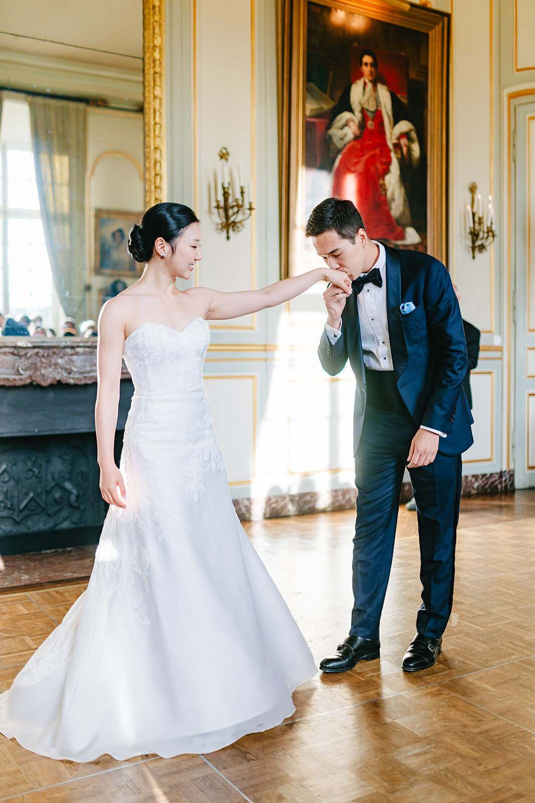 MorganeBallPhotography-Wedding-ZoeEdward-09-ChateauChamplatreux-Cocktail-393-3244