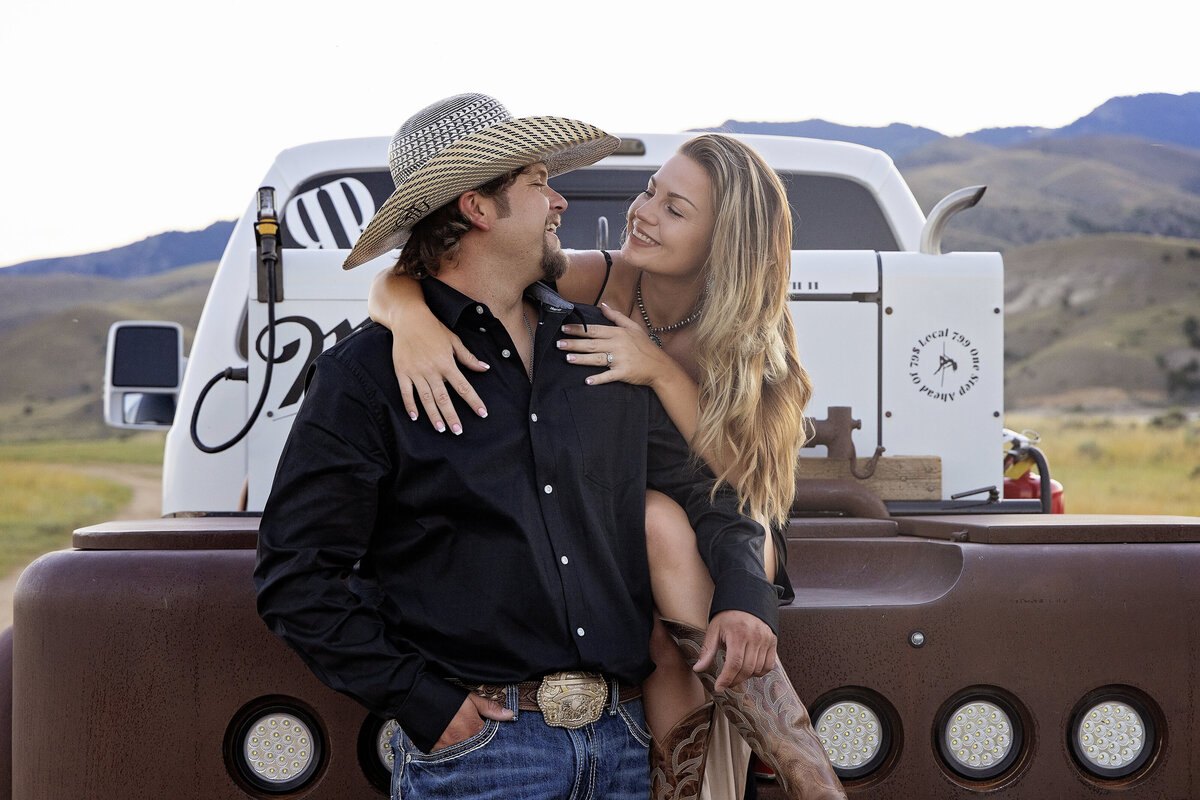 Shanna-Mae-Photography-Montana-Photographer-Engagement-Couples-Classy-Western-Mountains-Sunset-Ennis-Bozeman-018