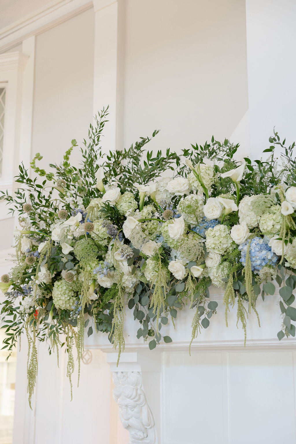 ceremony-flowers-at-springfield-country-club