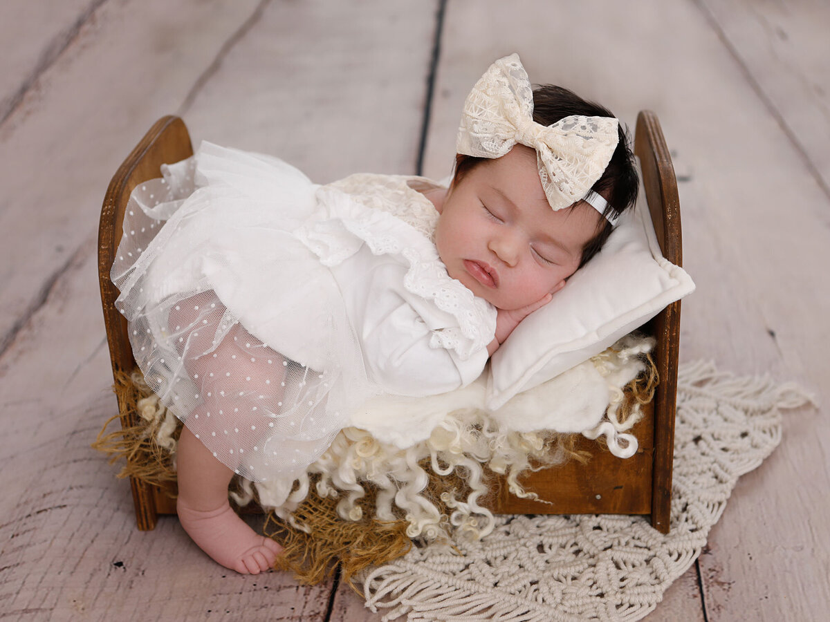 Newborn-photography-session-newborn-sleeping-in-little-bed-,-photo-taken-by-janina-botha-photographer-in-Oakville-Ontario