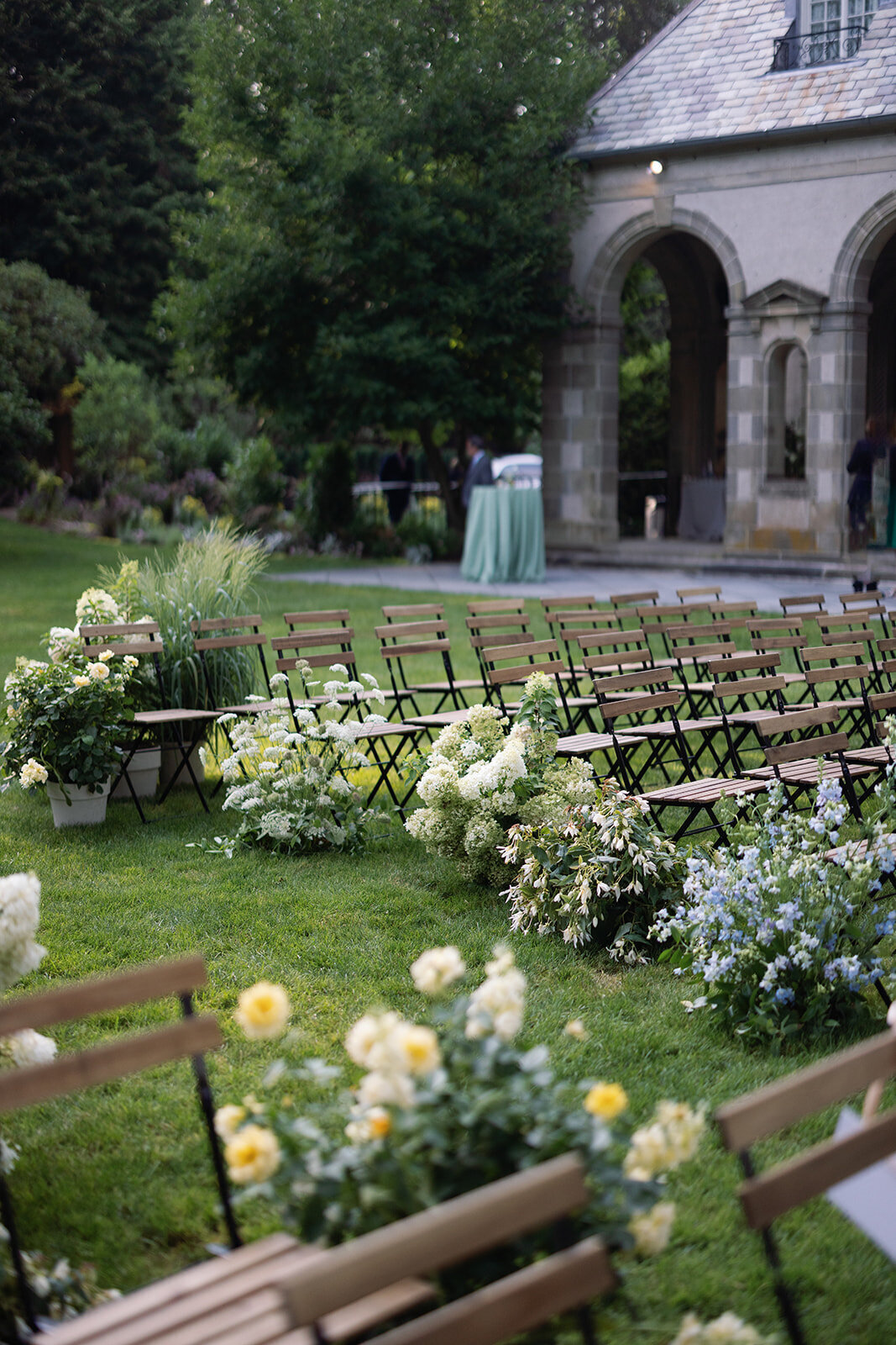 outdoor-wedding-ceremony-at-glen-manor-house-3
