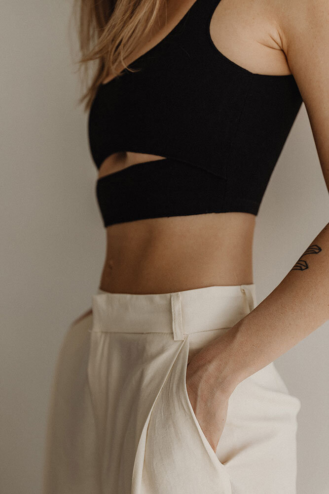 kaboompics_simplistic-sophistication-a-fashion-photoshoot-with-a-stunning-model-in-neutral-minimalist-outfits-30868