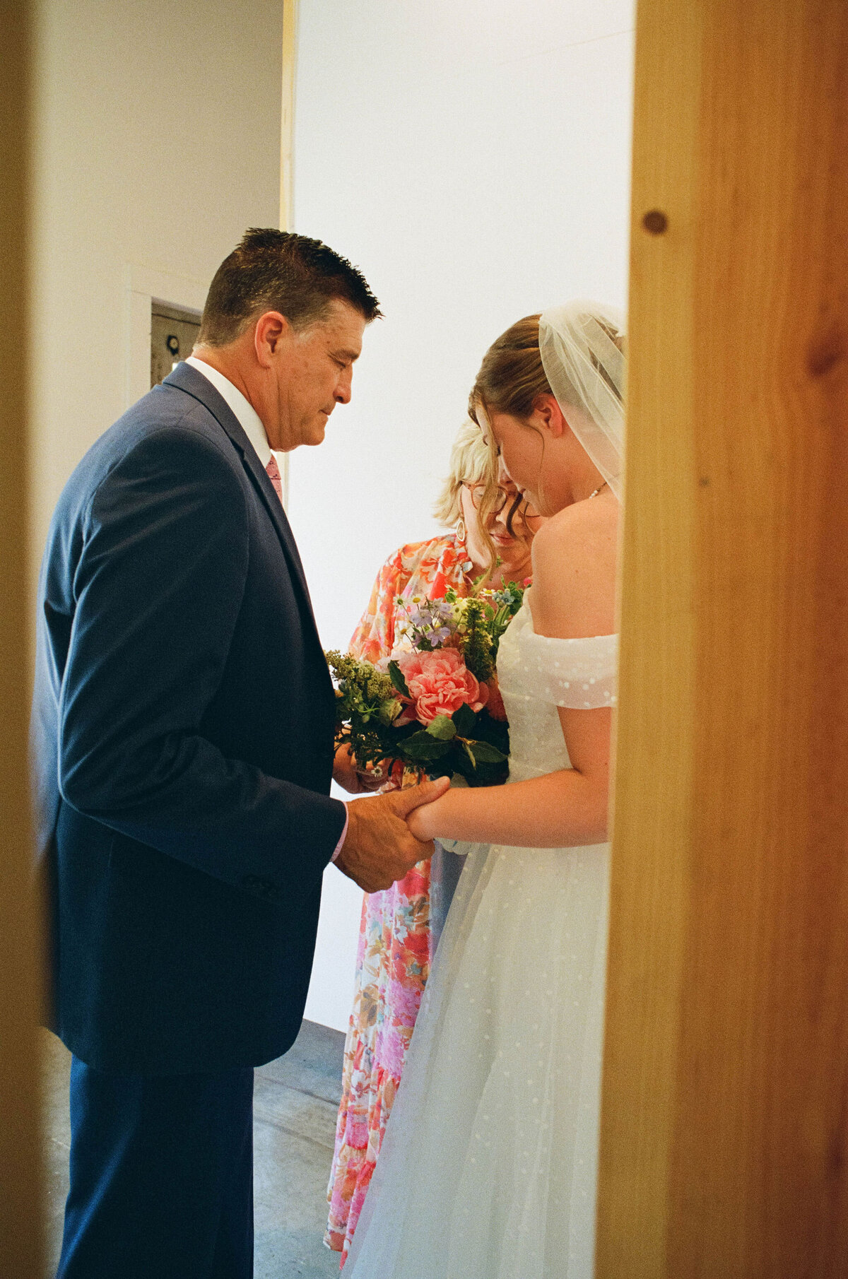 Brooke&PerronWeddingPhotos_GettingReady_AustinWeddingPhotographer_HereafterFilms-105