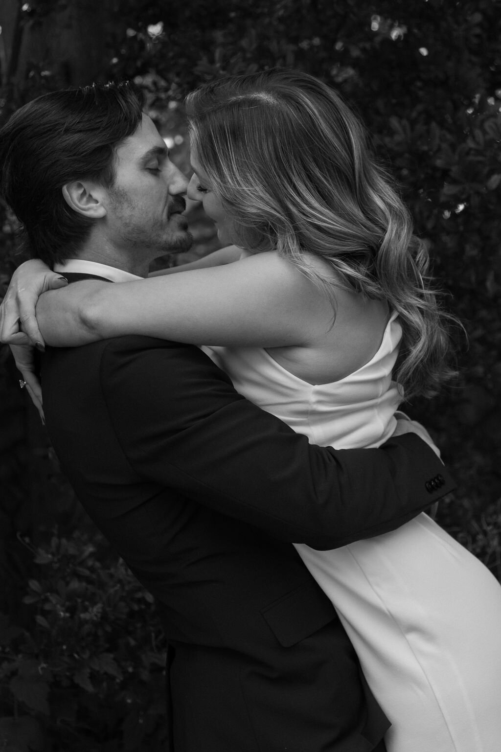 meredith-michel-photography-black-and-white-couples-kiss-richmond-va