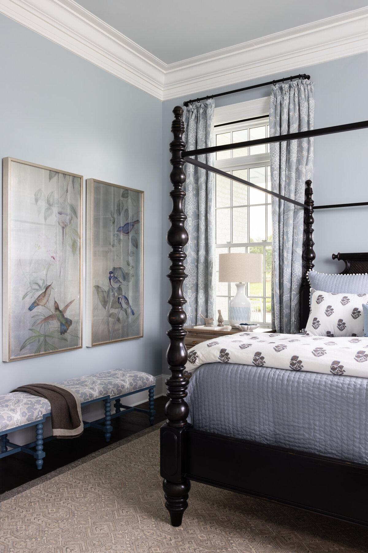 Traditional_inspired_bedroom_with_canopy_bed