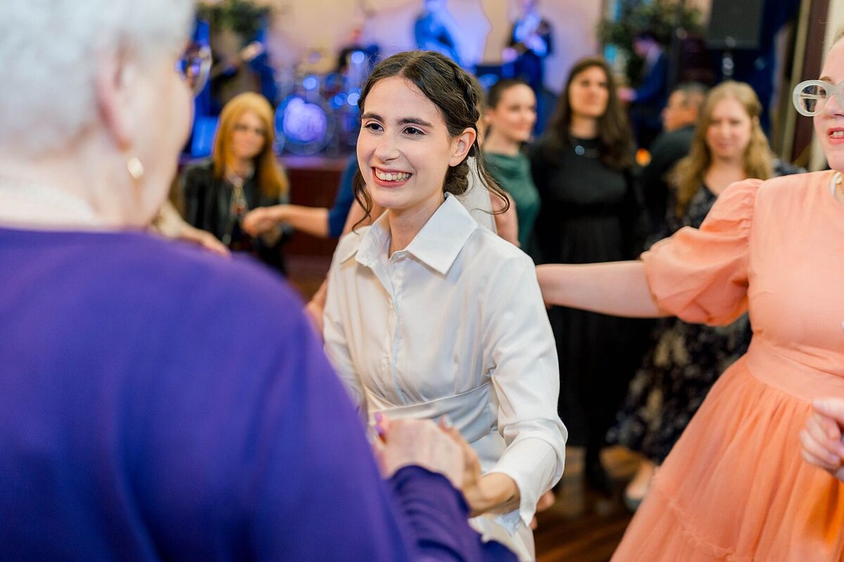 Eliana-Melmed-Photography-Chicago-LosAngeles-Jewish-WeddingPhotographer-CarmiKalman-WomensDancing-00076