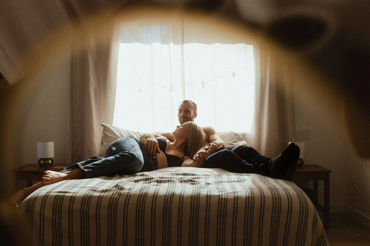 inhome-couples-intimate-mirror-reflection-love.