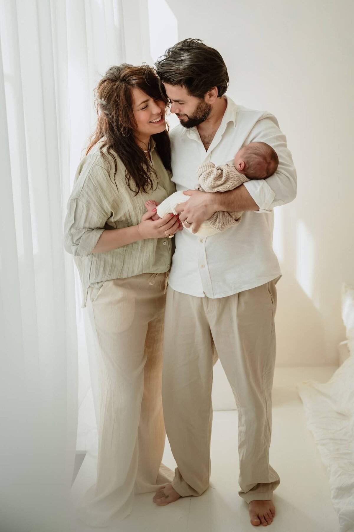 Gezin newbornshoot in daglicht studio