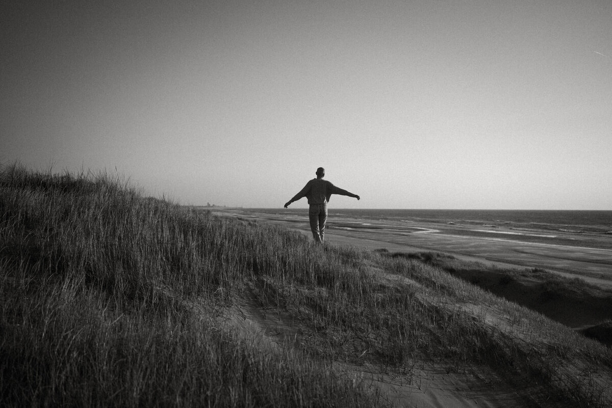 Vrouw op de duinen in de wind