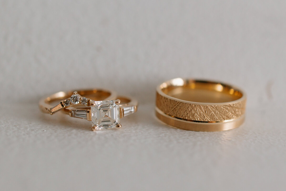 gold-wedding-ring-details