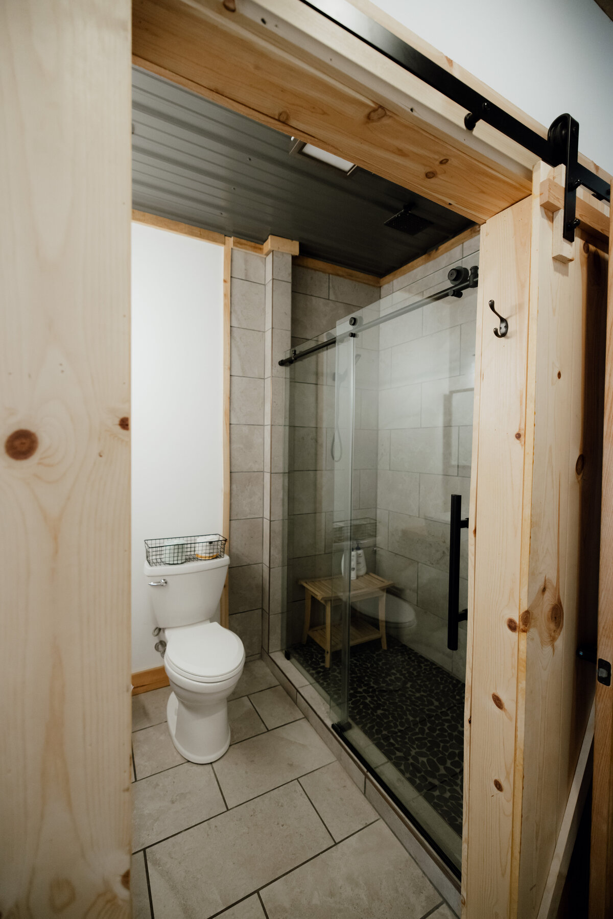 Bear-Ridge-Destination-barndo-suites-rosie-photo-video-23