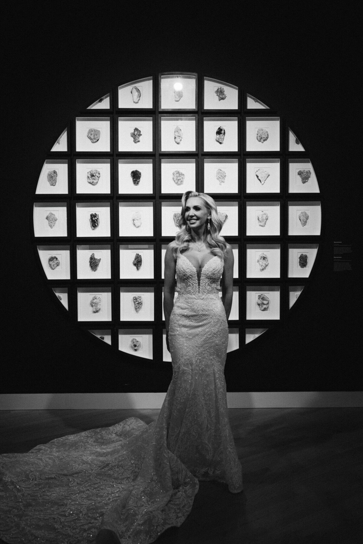 A black and white wedding photo portrait of the bride in Crystal Bridges Museum of American Art in Betonville, Arkansas