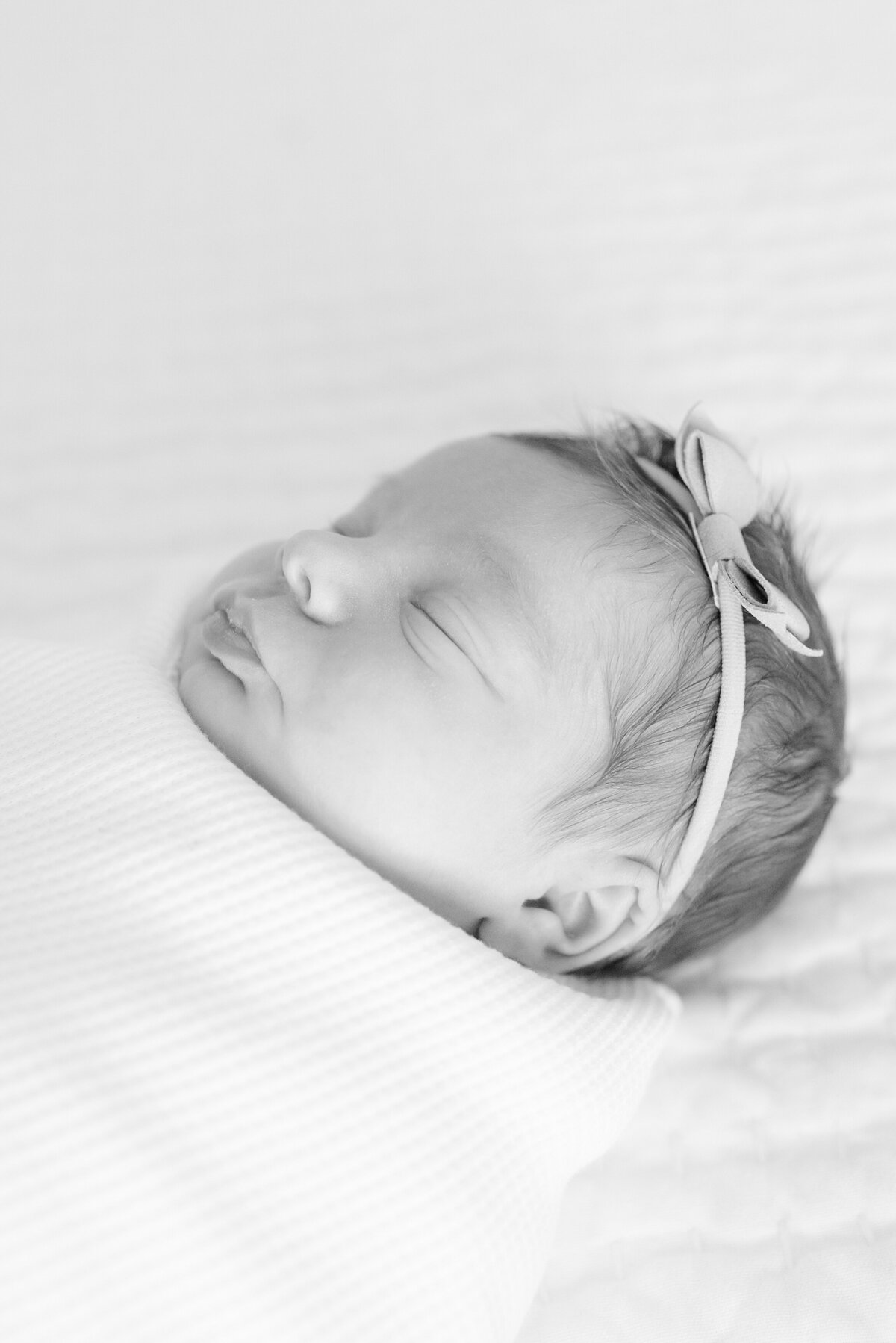 13_neutral-at-home-newborn-session_baby-girl_ckp