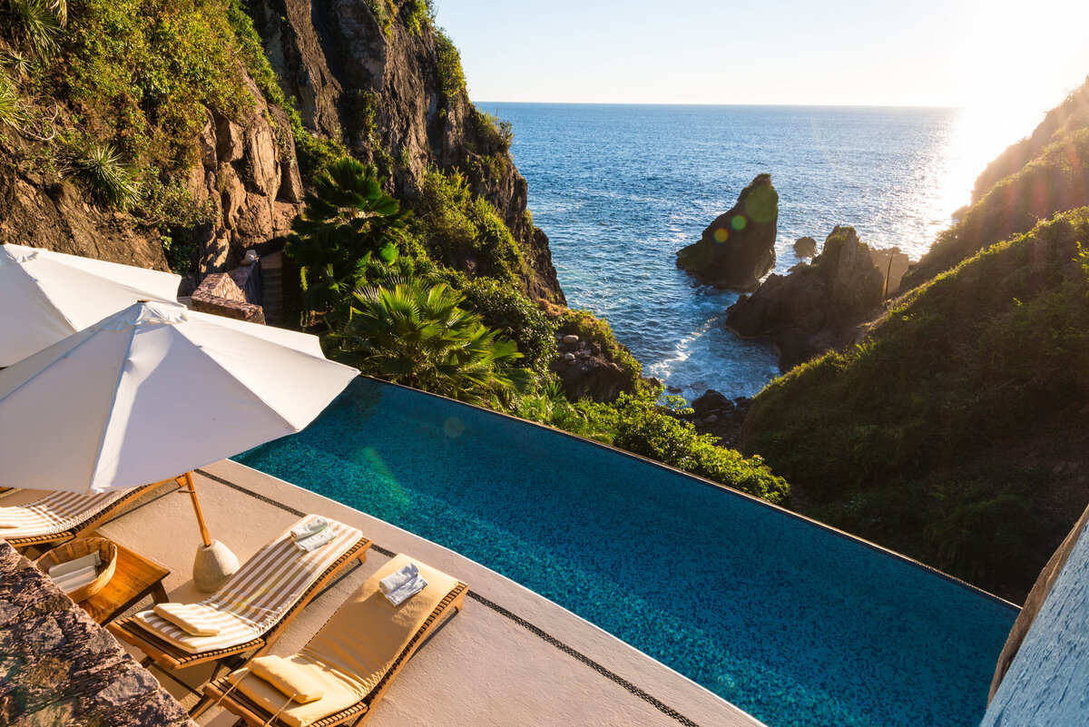 01-1-Careyes-Mexico-Properties-Villas-Nido-de-Amor-Lounge-Pool-Ocean-View-7633
