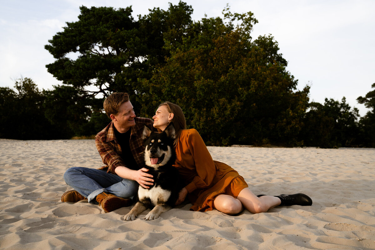 Shepsky Appie met Lisanne en Michel door Hondenfotograaf Vivian Driesen-20