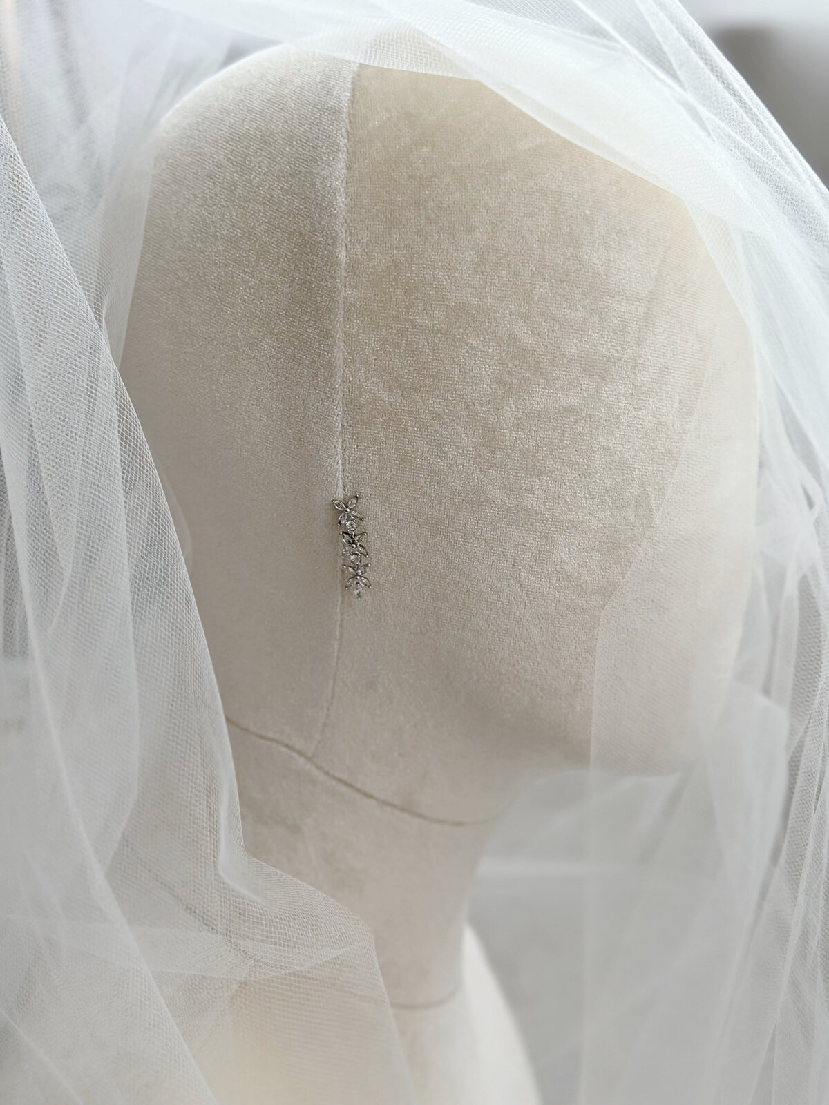 Soft romantic bridal jewelry with subtle crystal sparkle and creamy pearls
