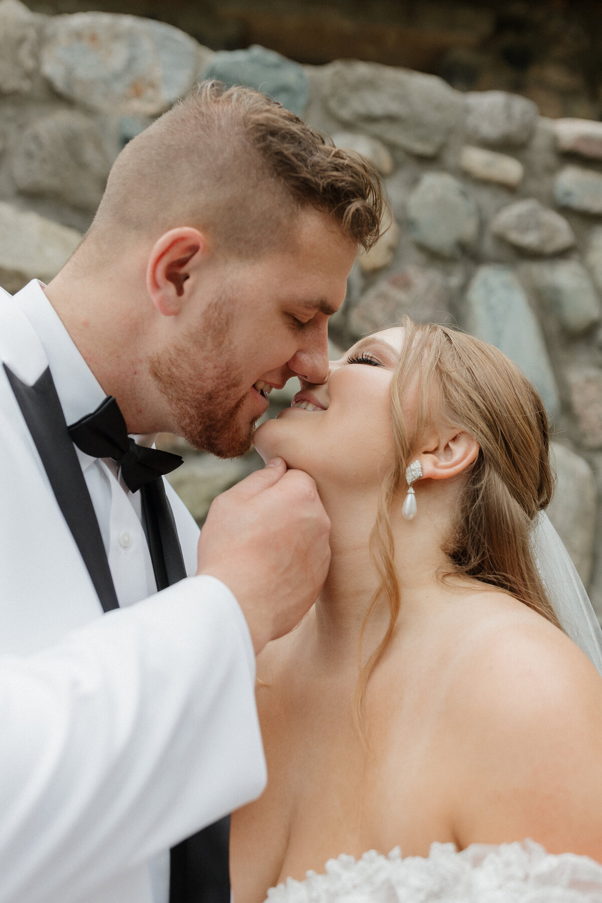 Romantic Indianapolis wedding photography candid couple kiss