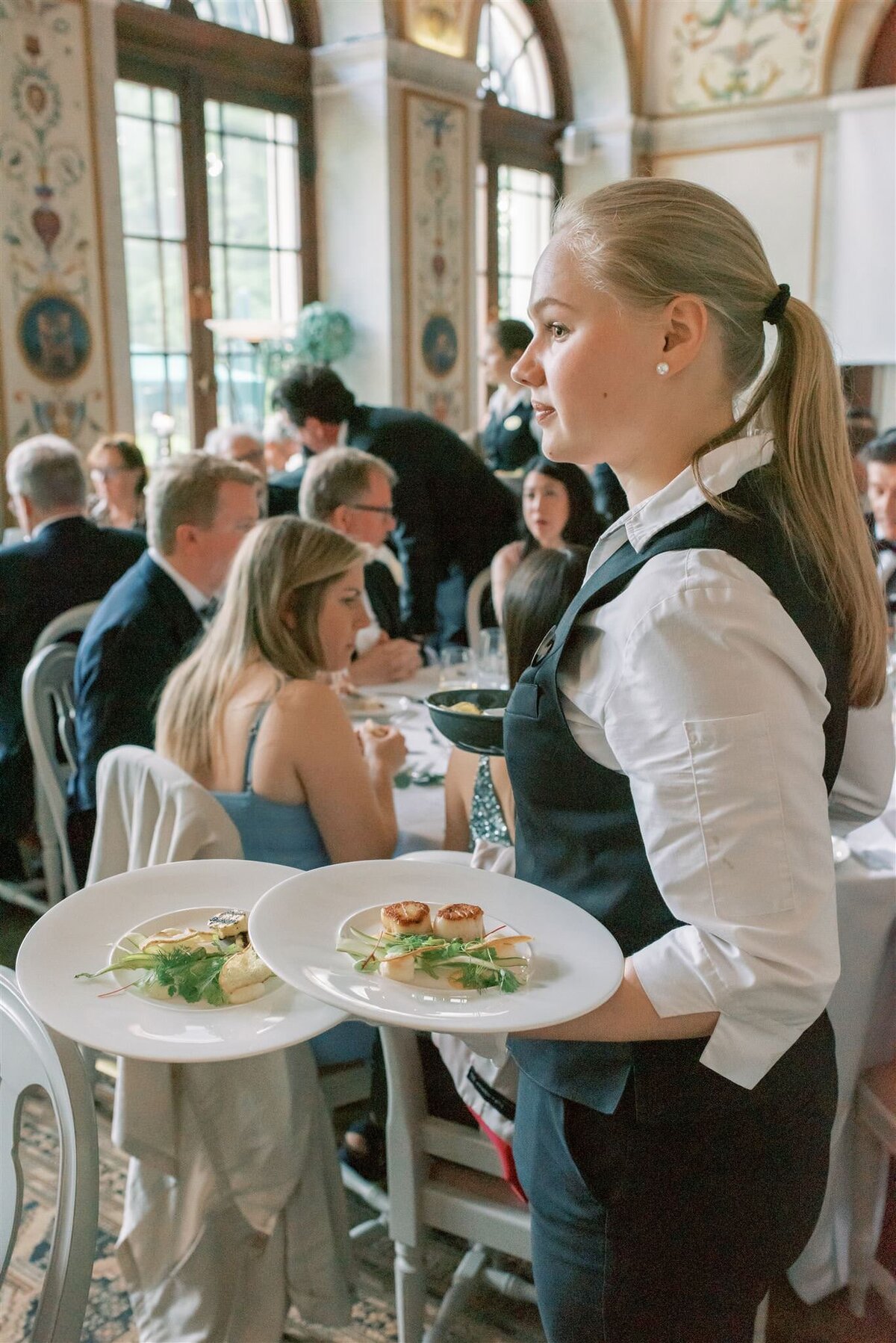 Destination Wedding Photographer Anna Lundgren - helloalora Rånäs Slott chateau wedding in Sweden wedding dinner round tables starters
