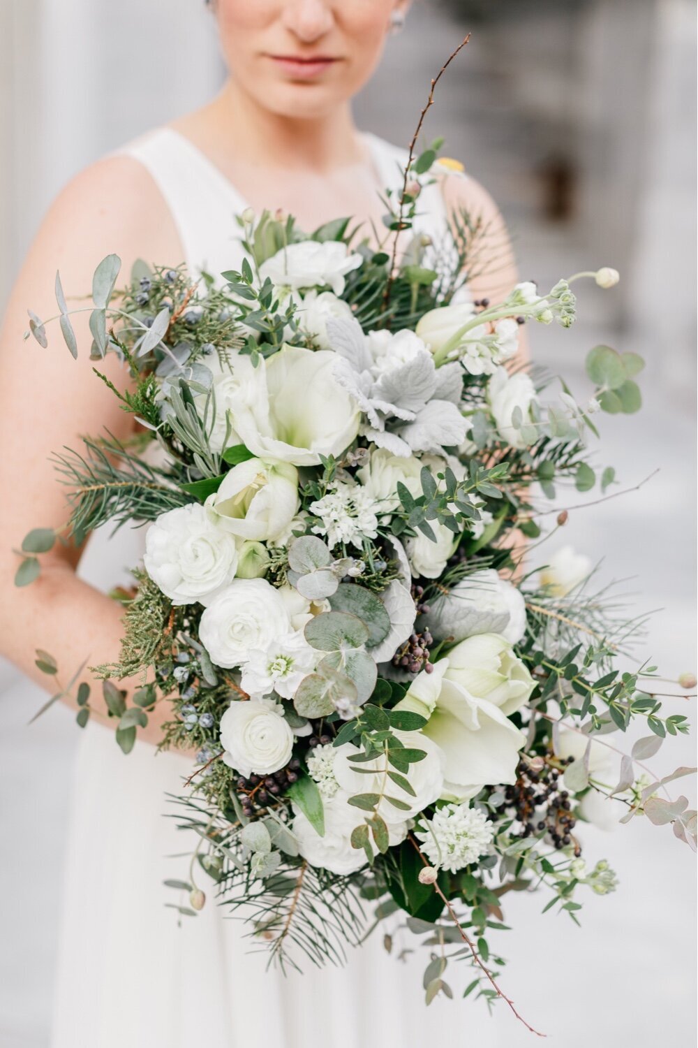 283_old-town-Philadelphia-wedding_all-white-wedding-bouquet