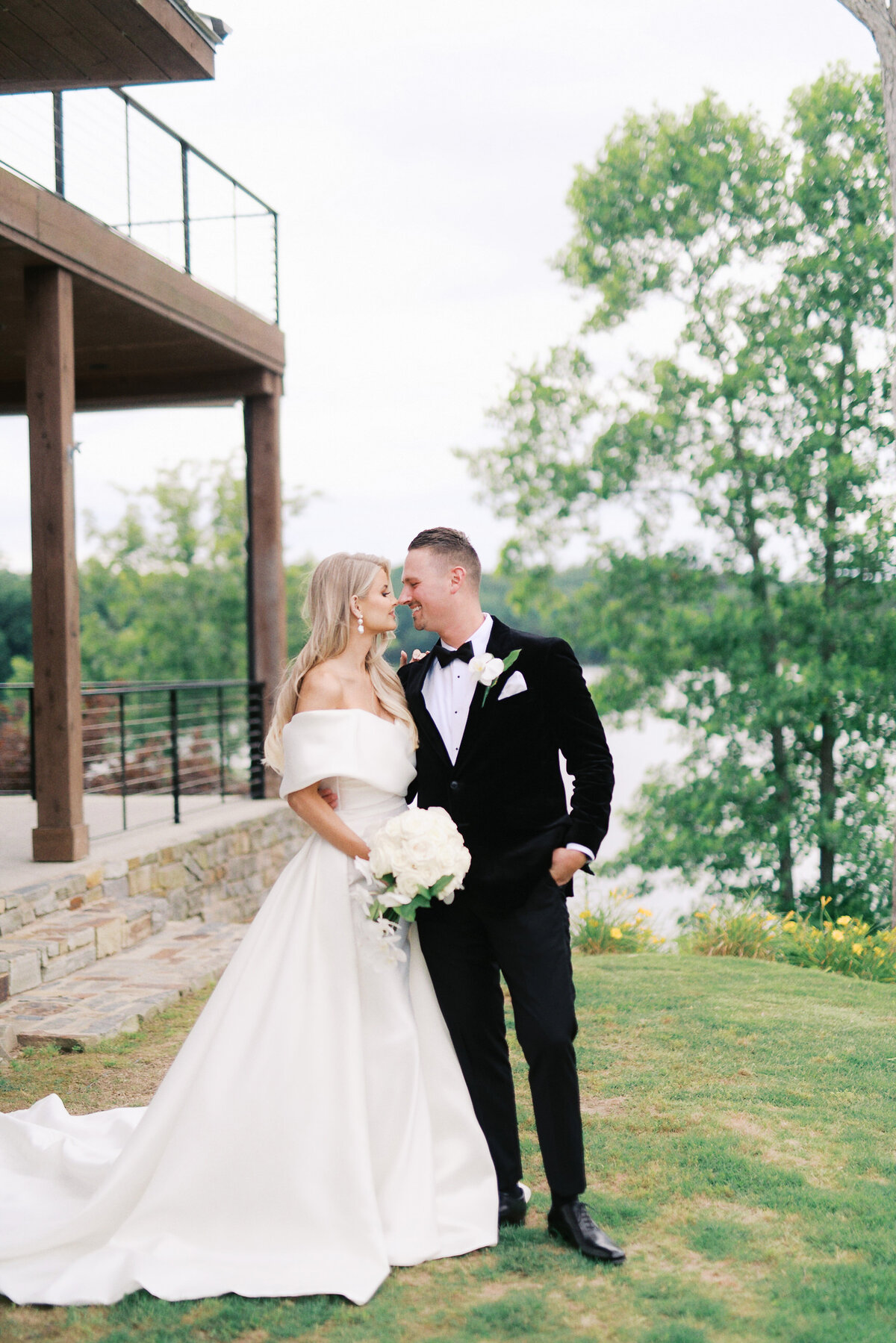 Barn at Smith Lake Wedding Photographer-28