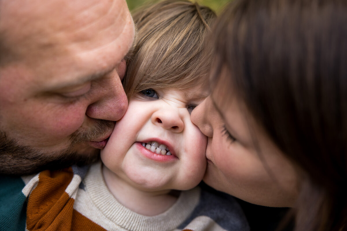 son-parent-face-kiss-portrait-spokane