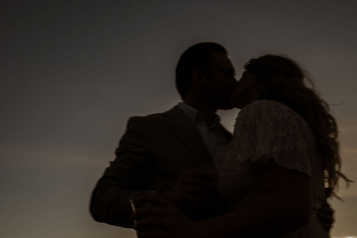 silhouette of bride and groom kissing underneath the stars in Bend, OR
