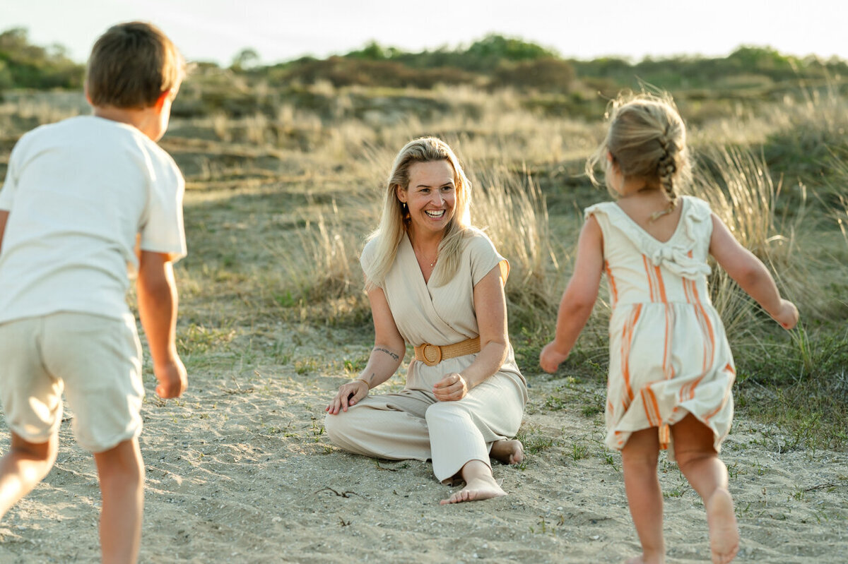 Lifestyle familiefoto in Leiden op de duinen bij zonsondergang.
