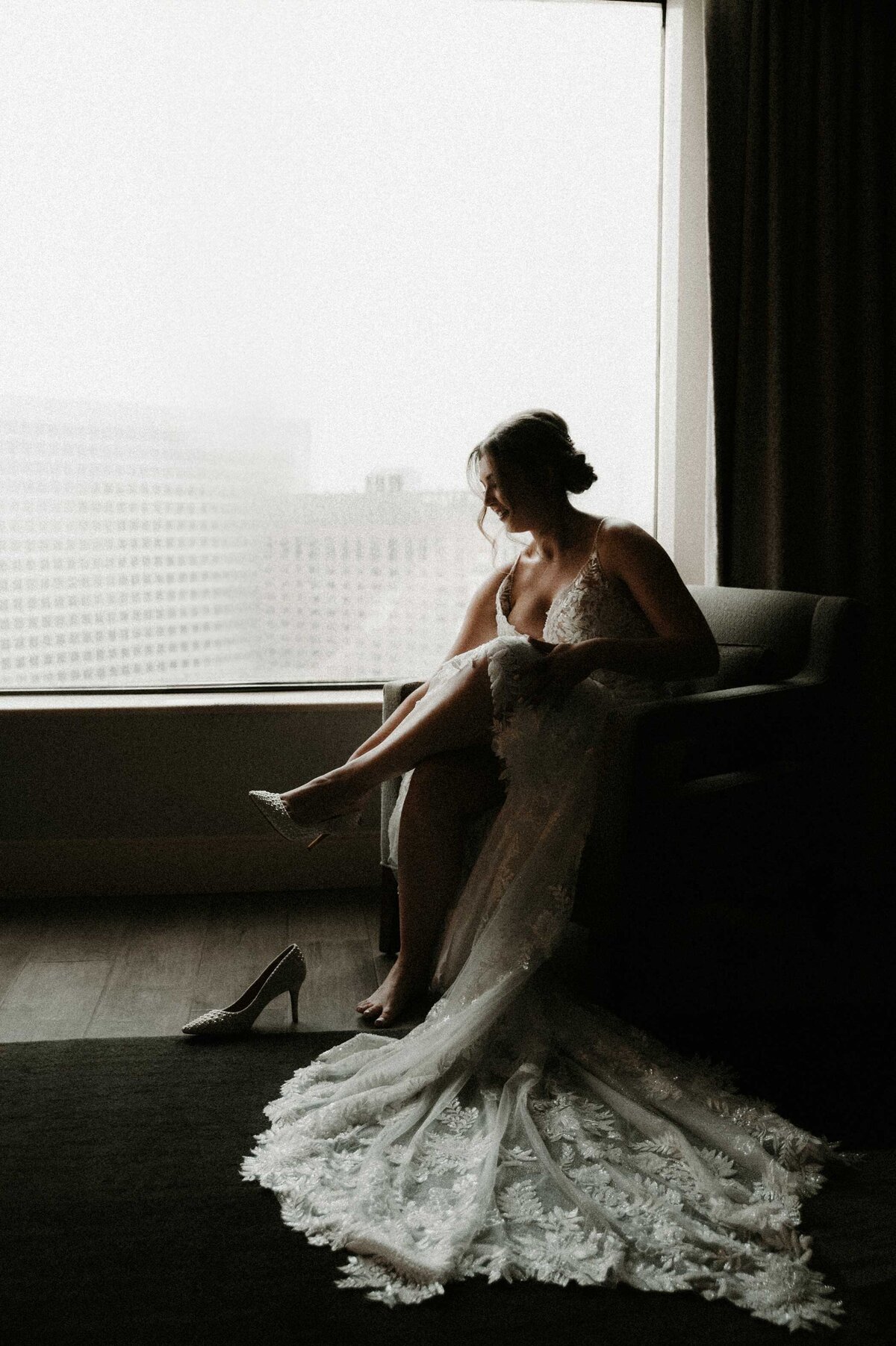 bride-getting-ready-hotel-room-skyline-st-louis-missouri