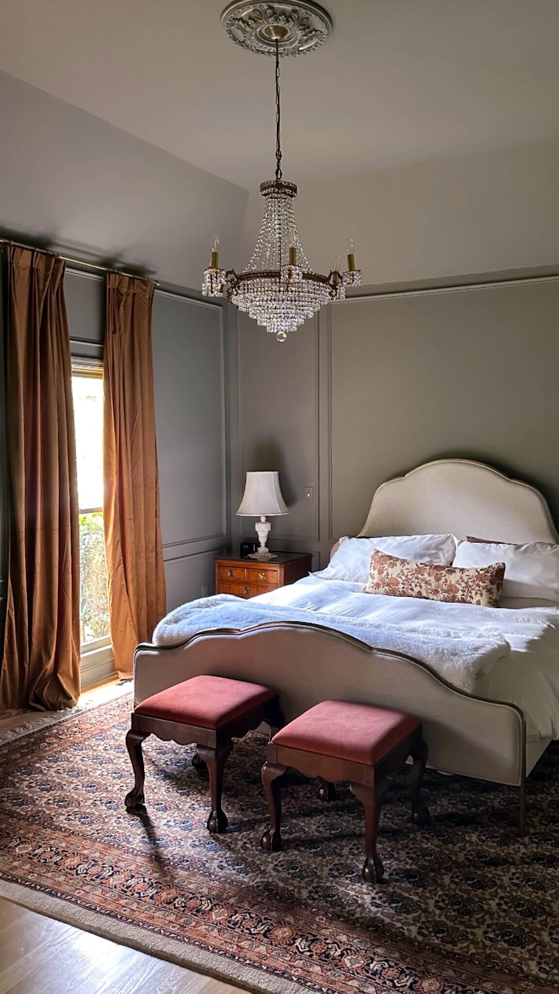 dark-green-color-drenched-bedroom-vintage-chandelier