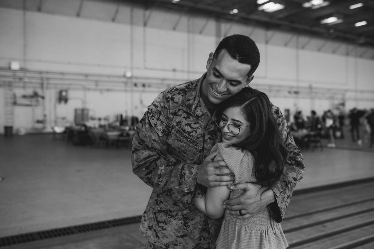 couple-embrace-marine-homecoming-photographer