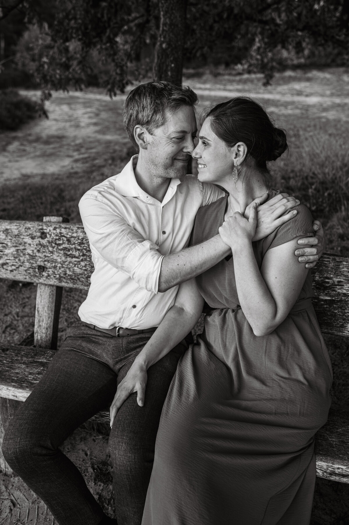 Koppel kijkt elkaar liefdevol aan tijdens koppelshoot in Antwerpen