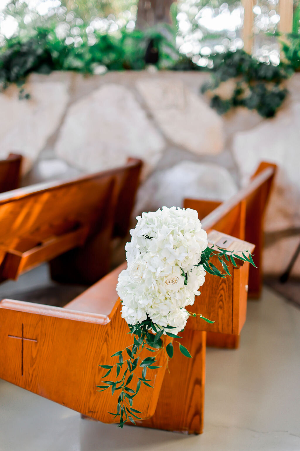 ceremony-flowers-wayfarer-chapel-wedding-california-sarah-block-photography