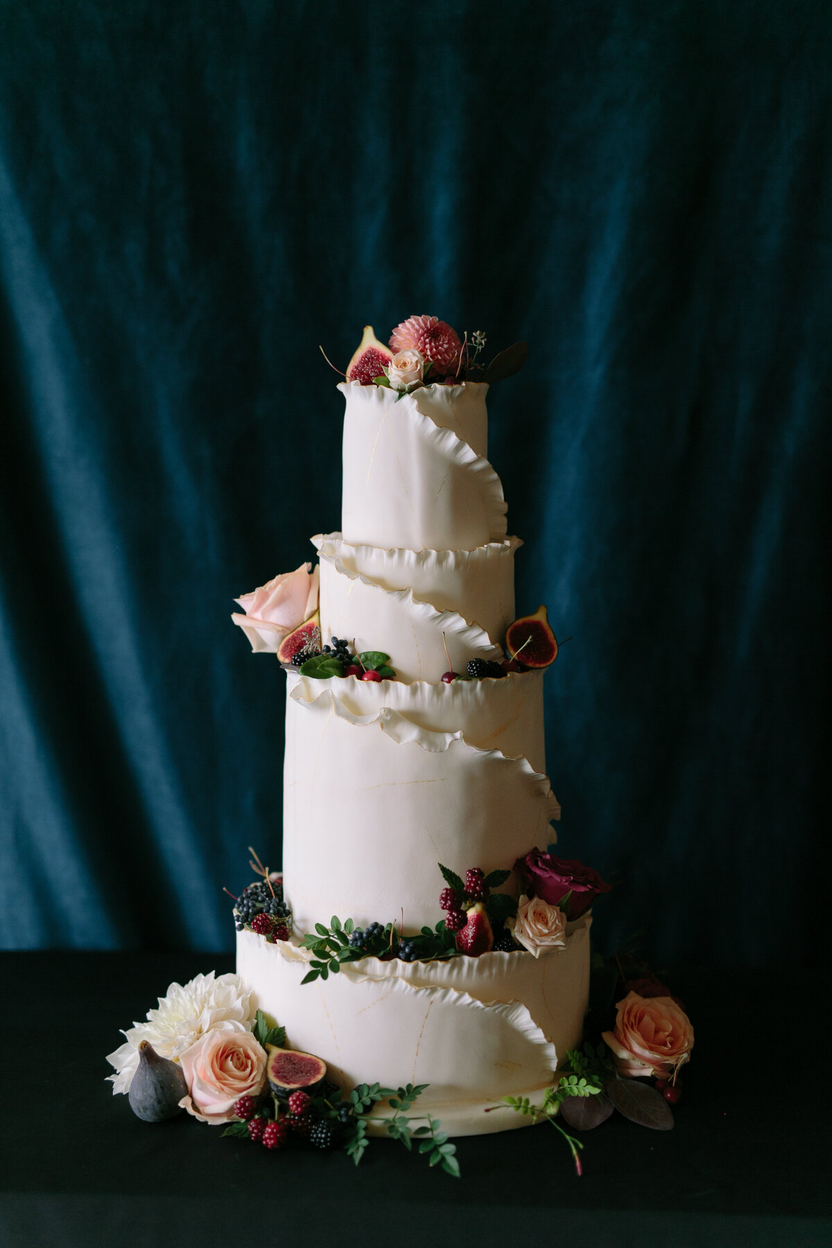 Elegant wedding cake with fresh roses, like a dream themed