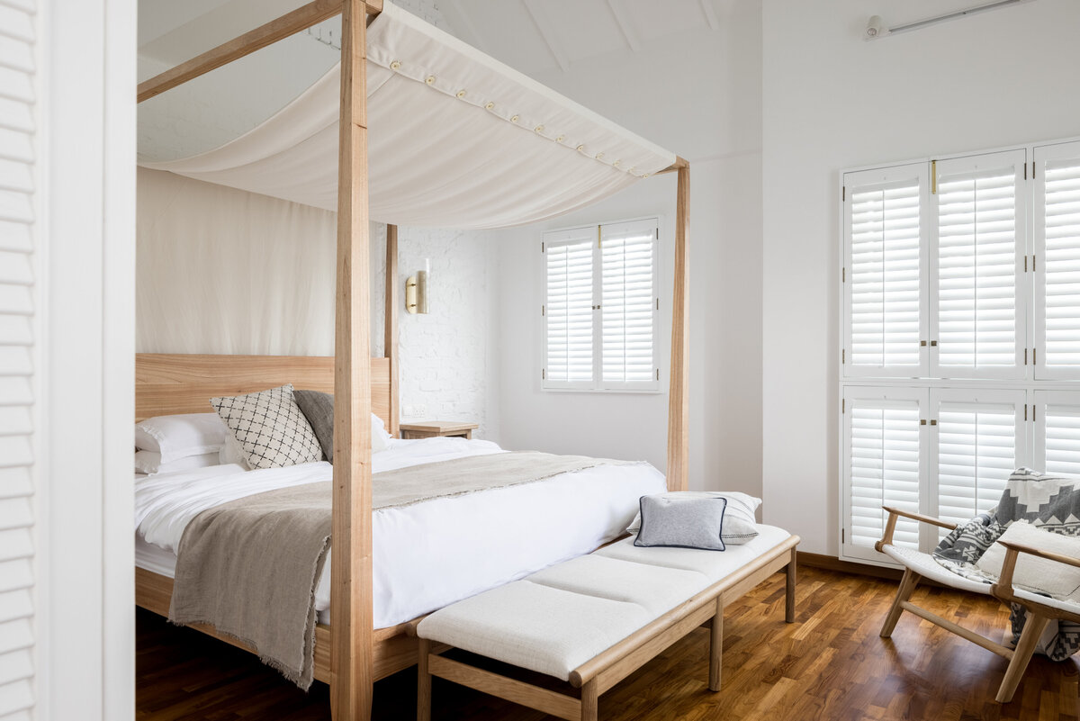 Masterbedroom with white bed & lounge chair