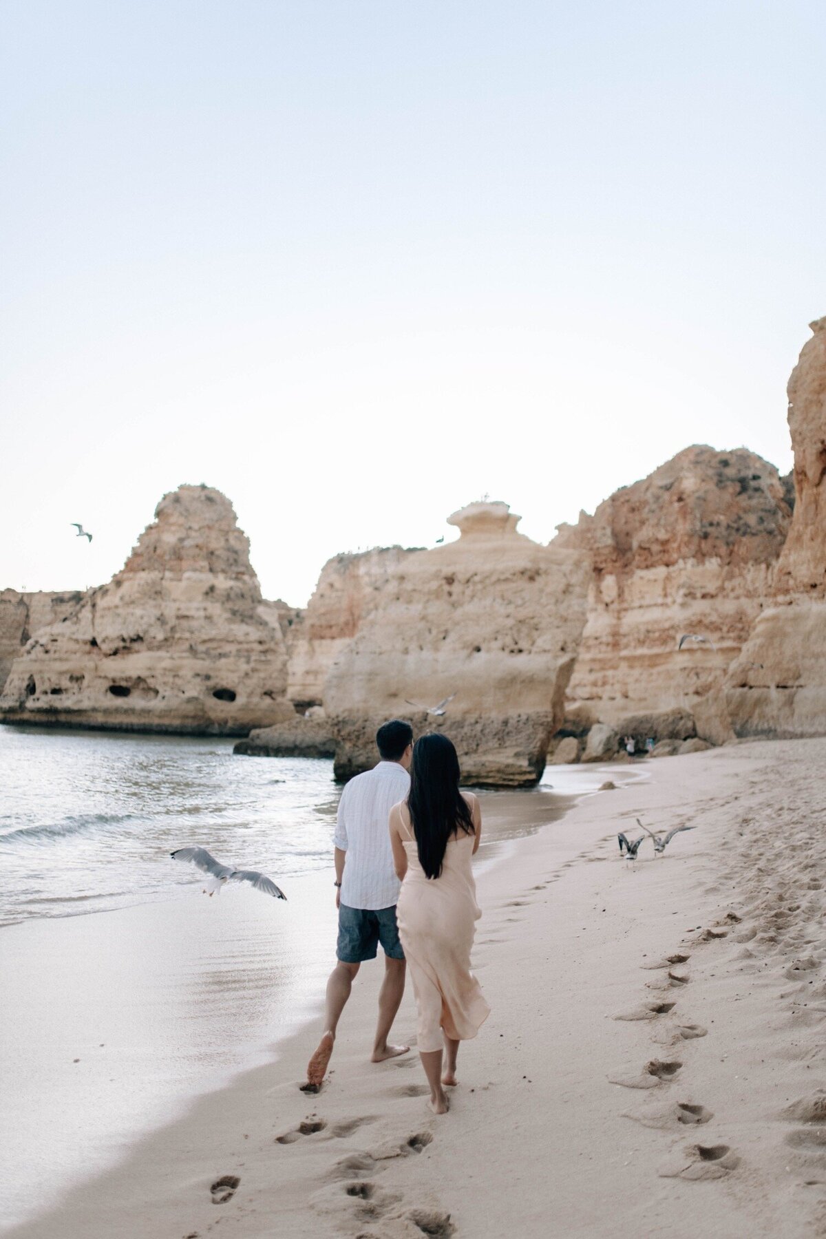 16_Flora_And_Grace_Portugal_Editorial_Wedding_Photographer Lisboa_Wedding_Photographer-126_Natural editorial wedding photographer at the Algarve coast in Portugal. Discover the wedding photography of Flora and Grace.